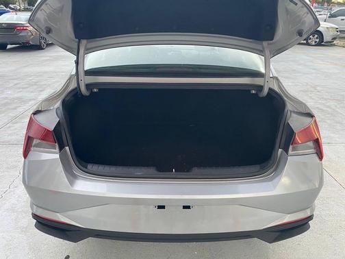 2021 Hyundai ELANTRA SE