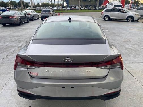 2021 Hyundai ELANTRA SE