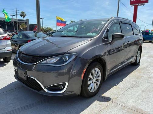 Granite Crystal Metallic Clearcoat 2018 Chrysler Pacifica Touring-L