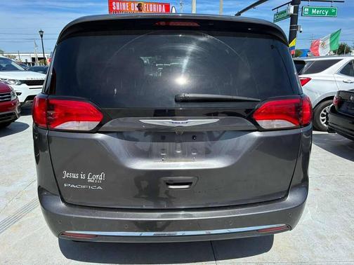 Granite Crystal Metallic Clearcoat 2018 Chrysler Pacifica Touring-L