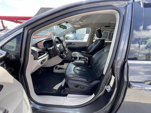 Granite Crystal Metallic Clearcoat 2018 Chrysler Pacifica Touring-L