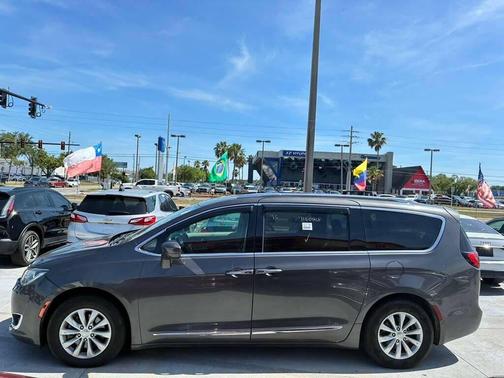 Granite Crystal Metallic Clearcoat 2018 Chrysler Pacifica Touring-L