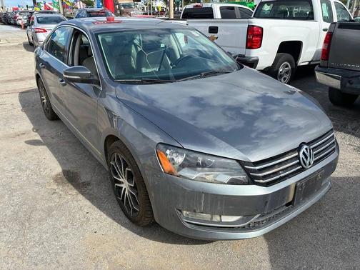 Reflex Silver Metallic 2015 Volkswagen Passat 1.8T Auto SE w/Sunroof & Nav