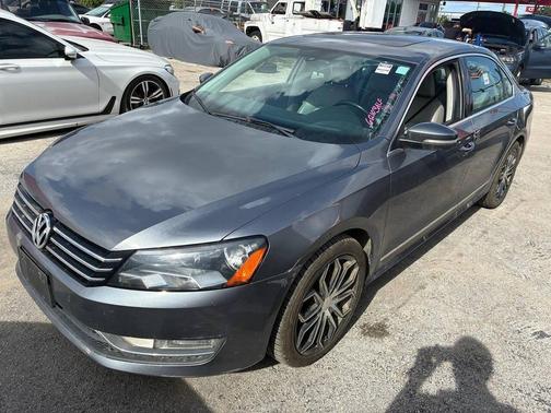 Reflex Silver Metallic 2015 Volkswagen Passat 1.8T Auto SE w/Sunroof & Nav
