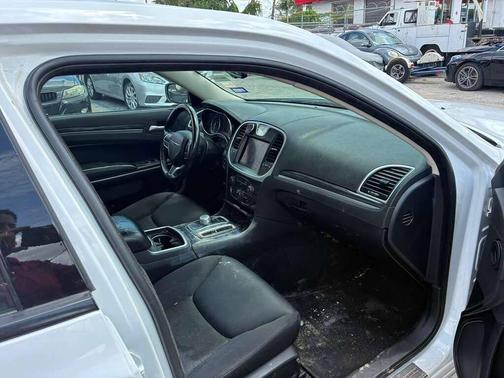 Bright White Clearcoat 2022 Chrysler 300 Touring