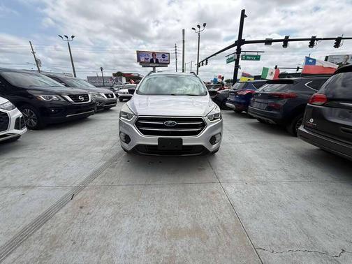 Ingot Silver Metallic 2019 Ford Escape SE
