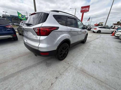 Ingot Silver Metallic 2019 Ford Escape SE
