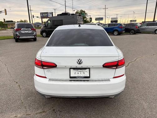 Pure White 2021 Volkswagen Passat 2.0T SE