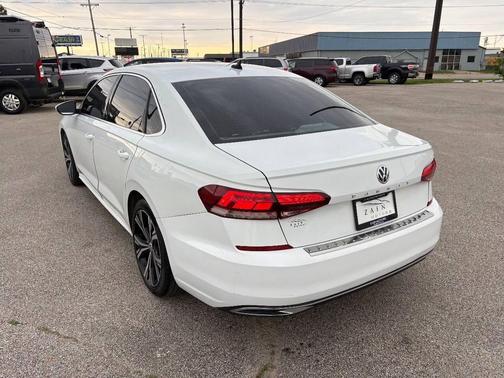 Pure White 2021 Volkswagen Passat 2.0T SE