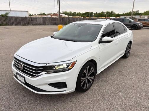 Pure White 2021 Volkswagen Passat 2.0T SE