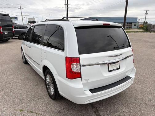 Bright White Clearcoat 2016 Chrysler Town & Country Touring-L