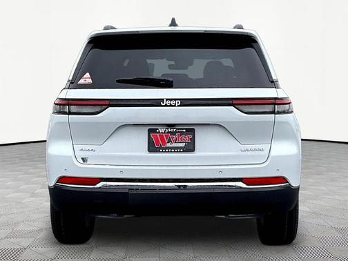 Bright White Clearcoat 2026 Jeep Grand Cherokee Altitude