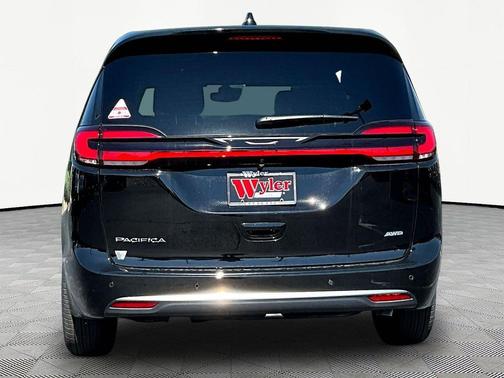 Diamond Black Crystal Pearlcoat 2027 Chrysler Pacifica L
