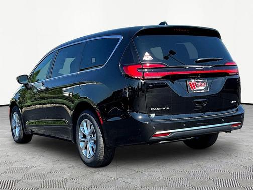 Diamond Black Crystal Pearlcoat 2027 Chrysler Pacifica L