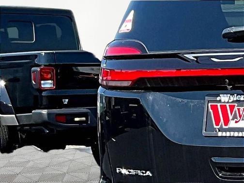 Diamond Black Crystal Pearlcoat 2027 Chrysler Pacifica L