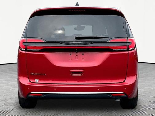 Red Hot Pearlcoat 2026 Chrysler Pacifica L