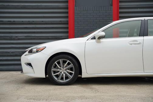 Eminent White Pearl 2016 Lexus ES 300h Base