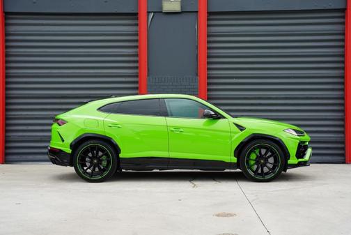 Green 2022 Lamborghini Urus