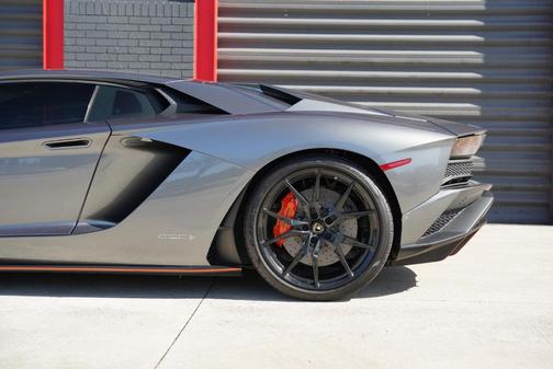 2017 Lamborghini Aventador 