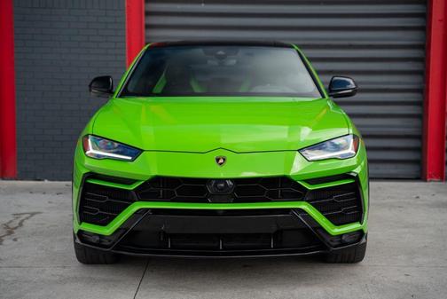 2021 Lamborghini Urus Pearl Capsule