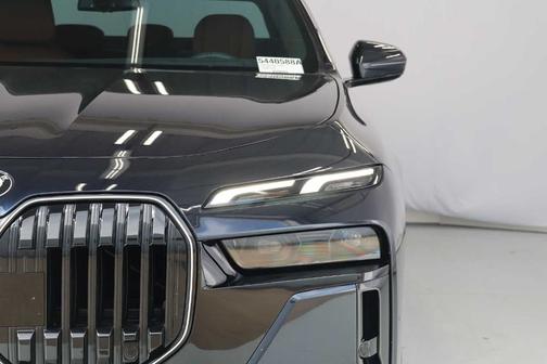 Carbon Black Metallic 2025 BMW 740 i xDrive