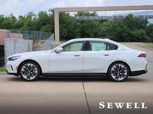 Mineral White Metallic 2026 BMW i5 eDrive40