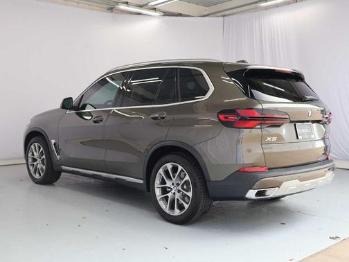 Manhattan Green Metallic 2026 BMW X5 xDrive40i