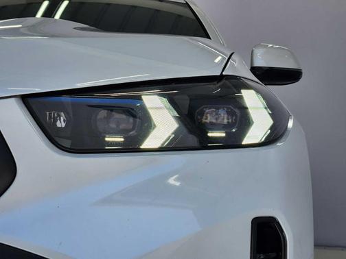 Mineral White Metallic 2025 BMW X6 xDrive40i