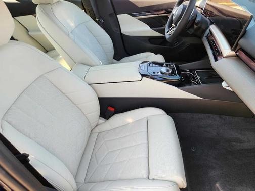 Tanzanite Blue II Metallic 2027 BMW 540 i