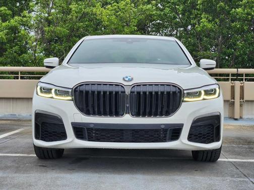 2022 BMW 740 i