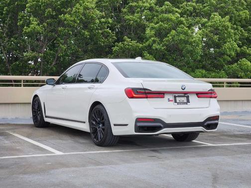 2022 BMW 740 i