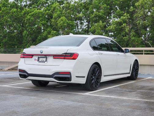 2022 BMW 740 i