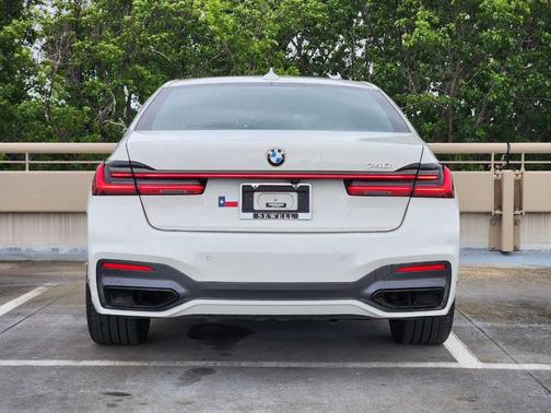 2022 BMW 740 i