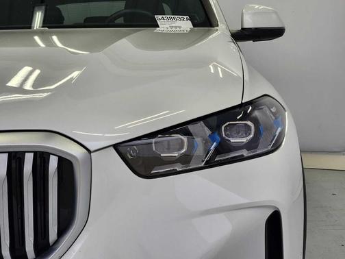 Mineral White Metallic 2024 BMW X5 PHEV xDrive50e
