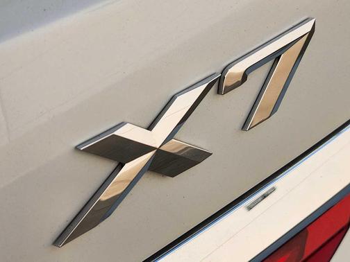 Mineral White Metallic 2022 BMW X7 xDrive40i