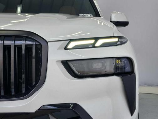 Mineral White Metallic 2024 BMW X7 xDrive40i