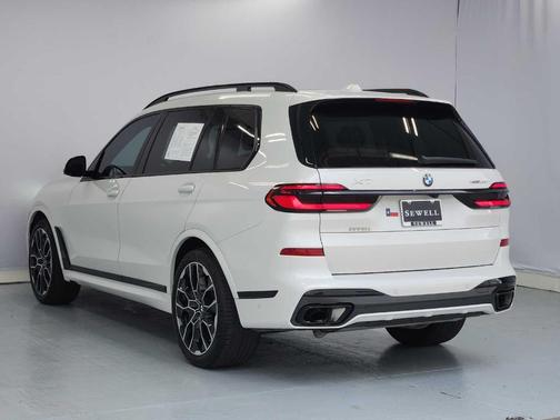 Mineral White Metallic 2024 BMW X7 xDrive40i