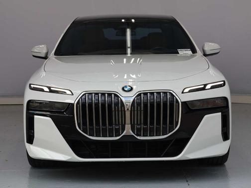 Alpine White 2024 BMW 740 i