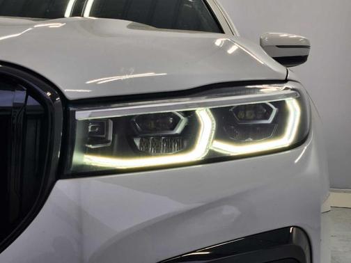 Alpine White 2022 BMW 740 i