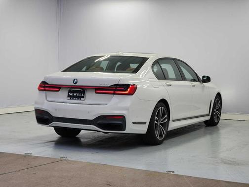 Alpine White 2022 BMW 740 i