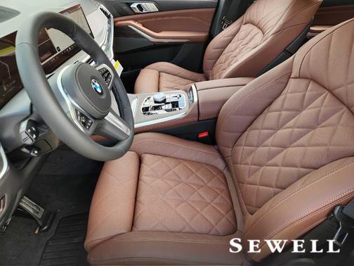 Carbon Black Metallic 2026 BMW X7 xDrive40i