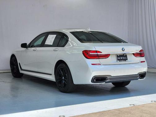 Mineral White 2018 BMW 750 i
