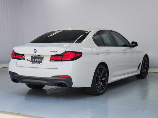 Alpine White 2022 BMW 540 i