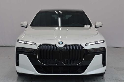 Mineral White Metallic 2025 BMW 760 760i xDrive