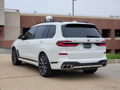 2023 BMW X7 M60i