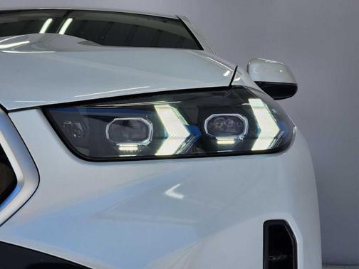 Mineral White Metallic 2026 BMW X6 xDrive40i