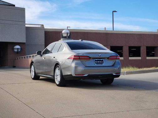 2025 BMW 530 i xDrive