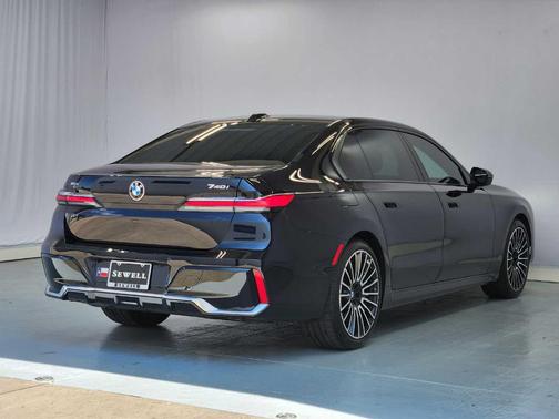 Carbon Black Metallic 2026 BMW 740 i xDrive