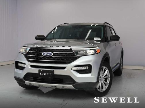Iconic Silver Metallic 2021 Ford Explorer XLT