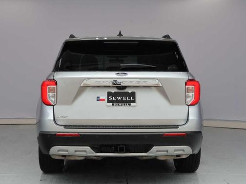 Iconic Silver Metallic 2021 Ford Explorer XLT